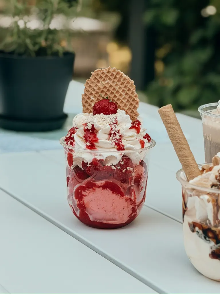 Erdbeerbecher mit Sahne und Waffel
