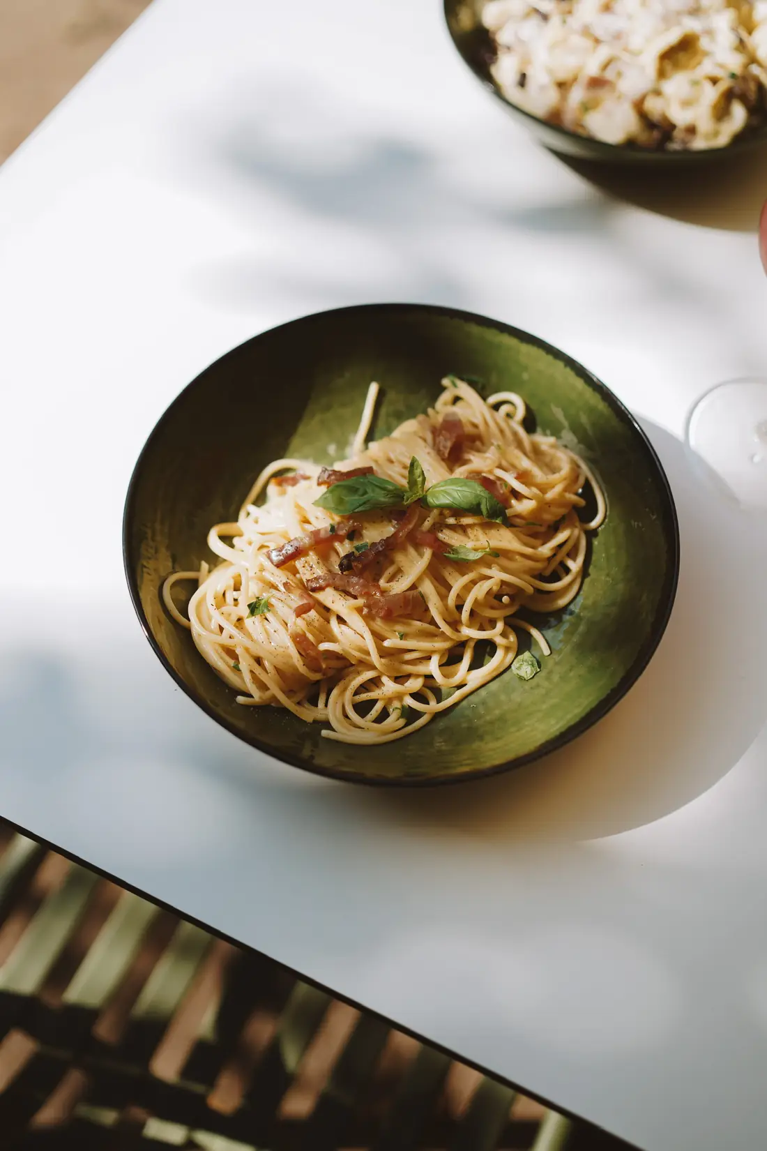 Spaghetti Carbonara in einer grünen Schale im Il Colosseo in Erlangen