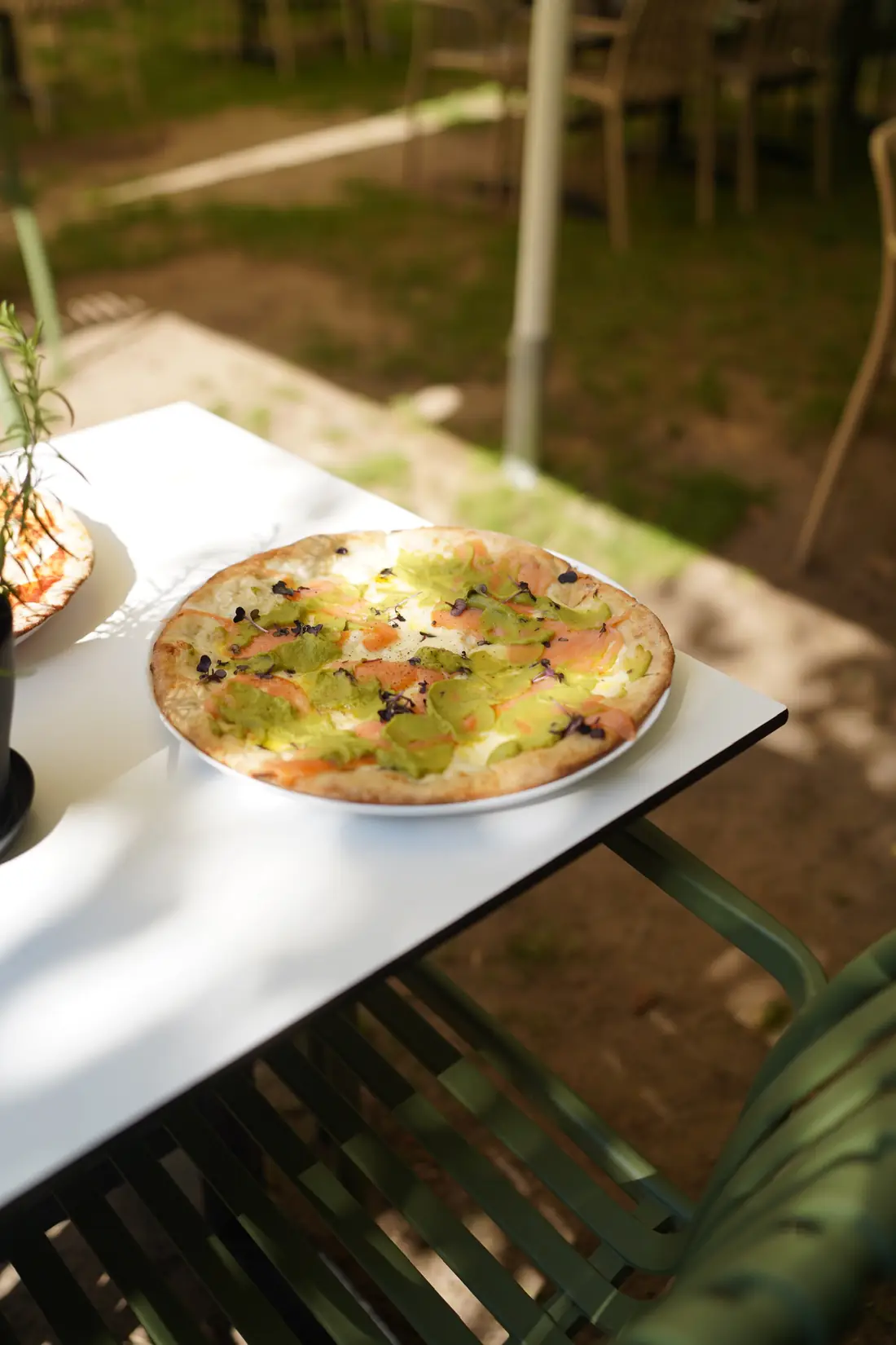 Gedeckter Tisch im Garten des Il Colosseo in Erlangen-Dechsendorf